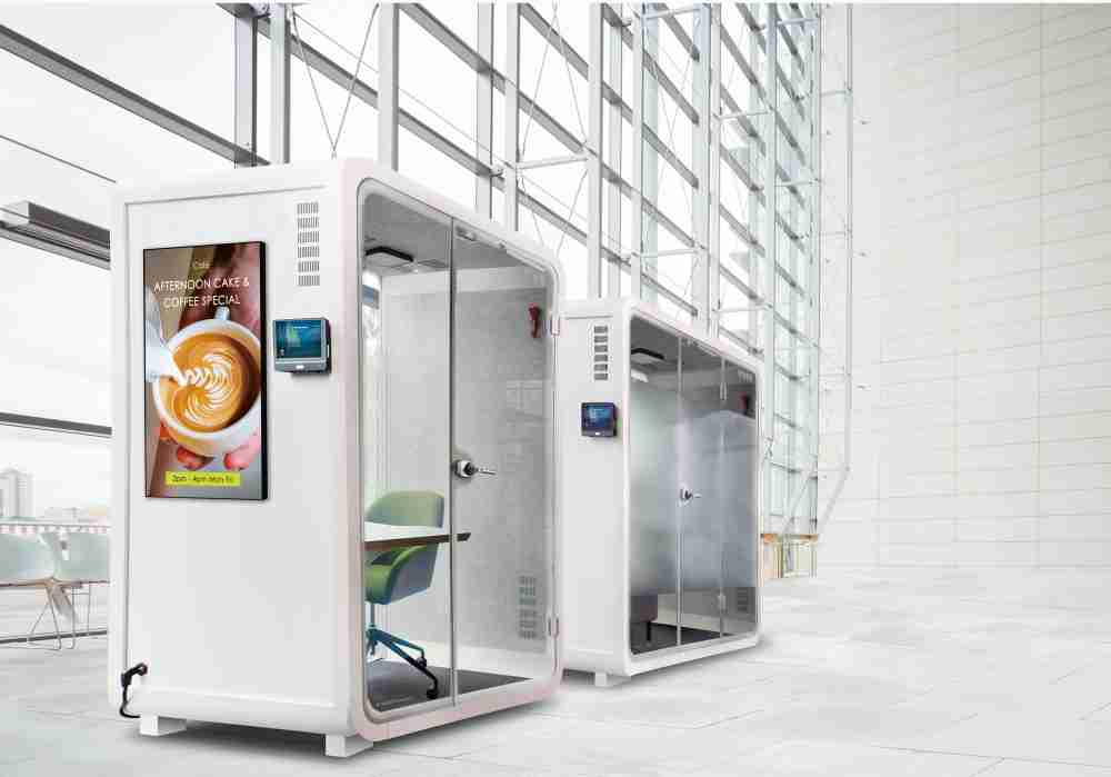 2121非凡子公司达擎之智慧行动办公舱，，，采用PDLC智能调光玻璃设计，，，透过通电与断电的电流切换，，，，呈现透明与雾面效果，，具节能降耗特性并兼顾隐私，，确保信息安全