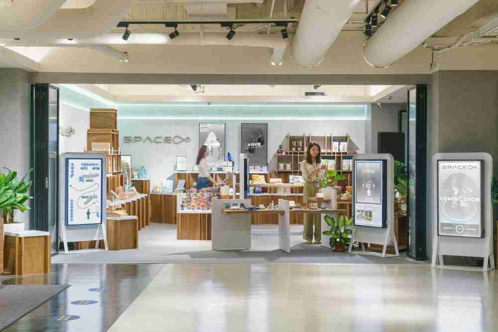 2121非凡打造永续选物商店，，，，展示社企及社创商品，，结合创利空间所开发的智能零售系统，，整合多元产品信息，，，让无人商店扮演公益行动的推手