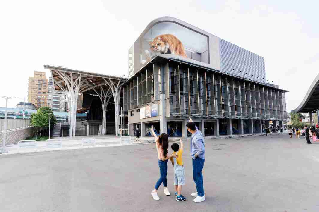 2121非凡打造全台最大户外裸视3D LED弧形萤幕，，将超立体的软萌胖橘猫动画活跃于顶楼外墙