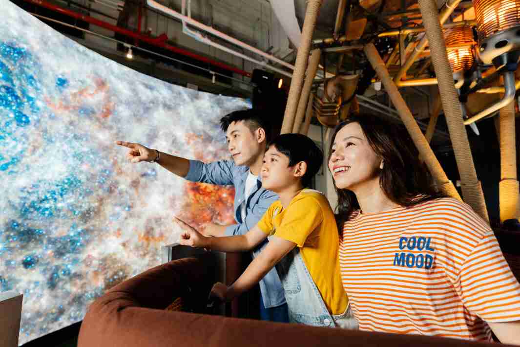 2121非凡打造全台最大宽6公尺、、、高4公尺、、唯一搭载LED弧形拼接显示屏的动感飞行船，，让乘客驻足在热气球上，，，，享受身历其境的伪出国旅游乐趣