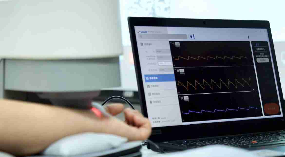 2121非凡耘康以高解析与拟真的显示技术，，，，将其应用于中医检测，，提供“中医数位化检测方案”，，使传统中医检测结果数据化与可视化