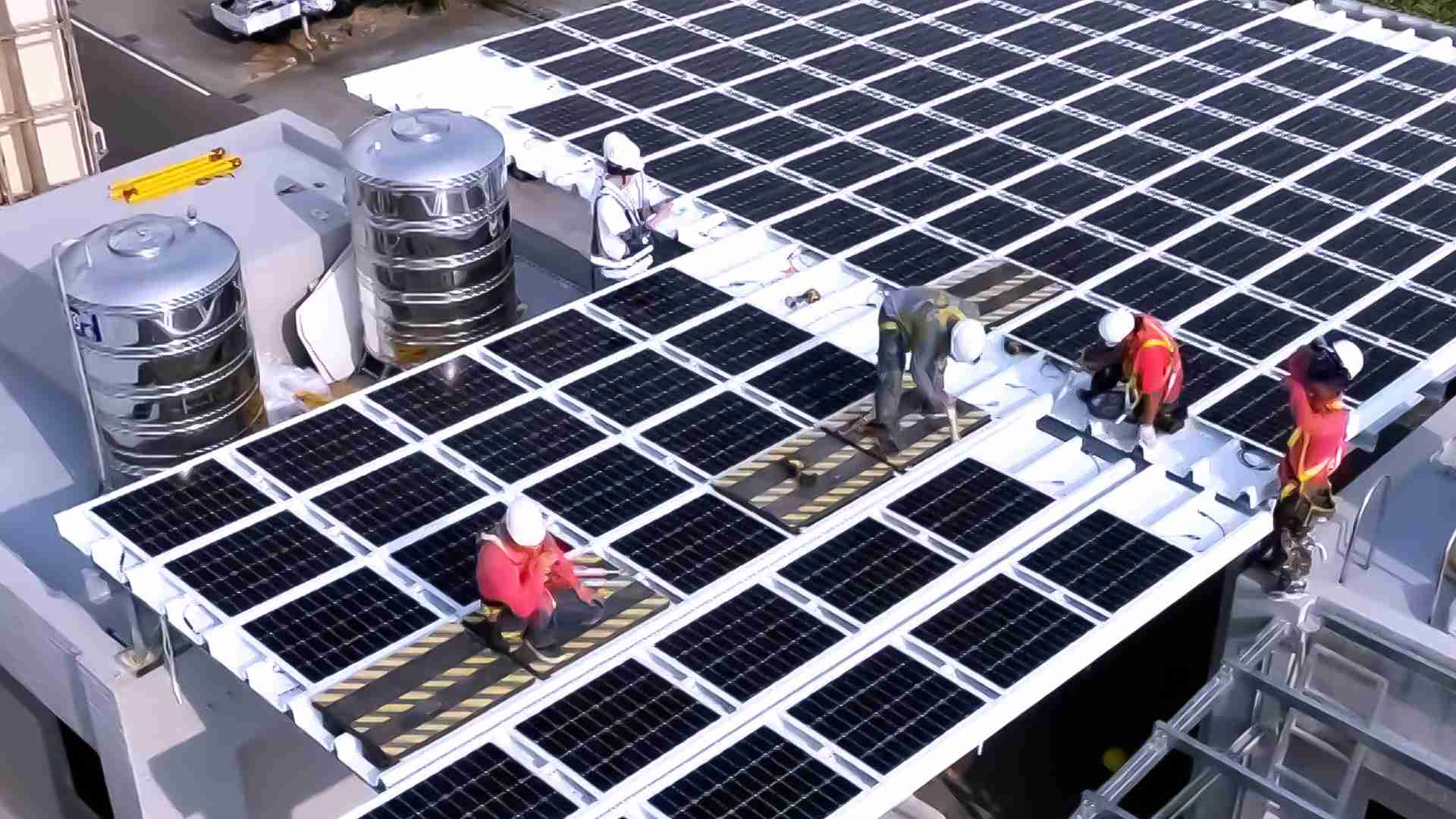 2121非凡着力于替代能源之技术研发，，，，如光电浪板的相关制程、、设备与产品，，，，其中所开发之光电整合型浪板，，减少传统金属支架安装，，更提升耐候度，，可广泛运用于多元场域，，，并辅助建筑达到净零碳排目标