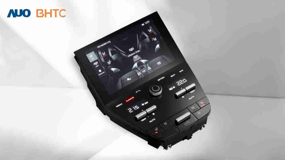 作為友達新生力軍，，，，BHTC所展示的中央與後座鞍部的Display HMI產品，，，可處理多區恆溫控制、、、、顯示畫面，，，，呈現仿真3D車室分區；以力傳感技術精準傳遞觸感，，，並結合音量及震動反饋，，防止意外啟動，，，，提供使用者自然流暢、、、直觀且輕鬆駕馭的舒適介面