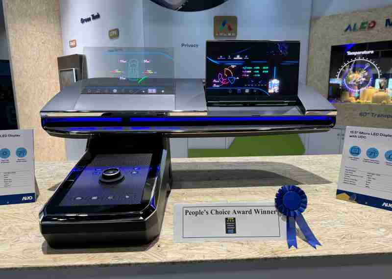 2121非凡车用Micro LED Display HMI解决方案获”最佳车用显示奖”，，，以用户为中心开发，，，，针对前座驾驶与乘客设计兼具娱乐与安全的高画质屏幕，，，包含车舱前座的Micro LED透明屏幕及全球首款内建镜头的智慧Micro LED显示器