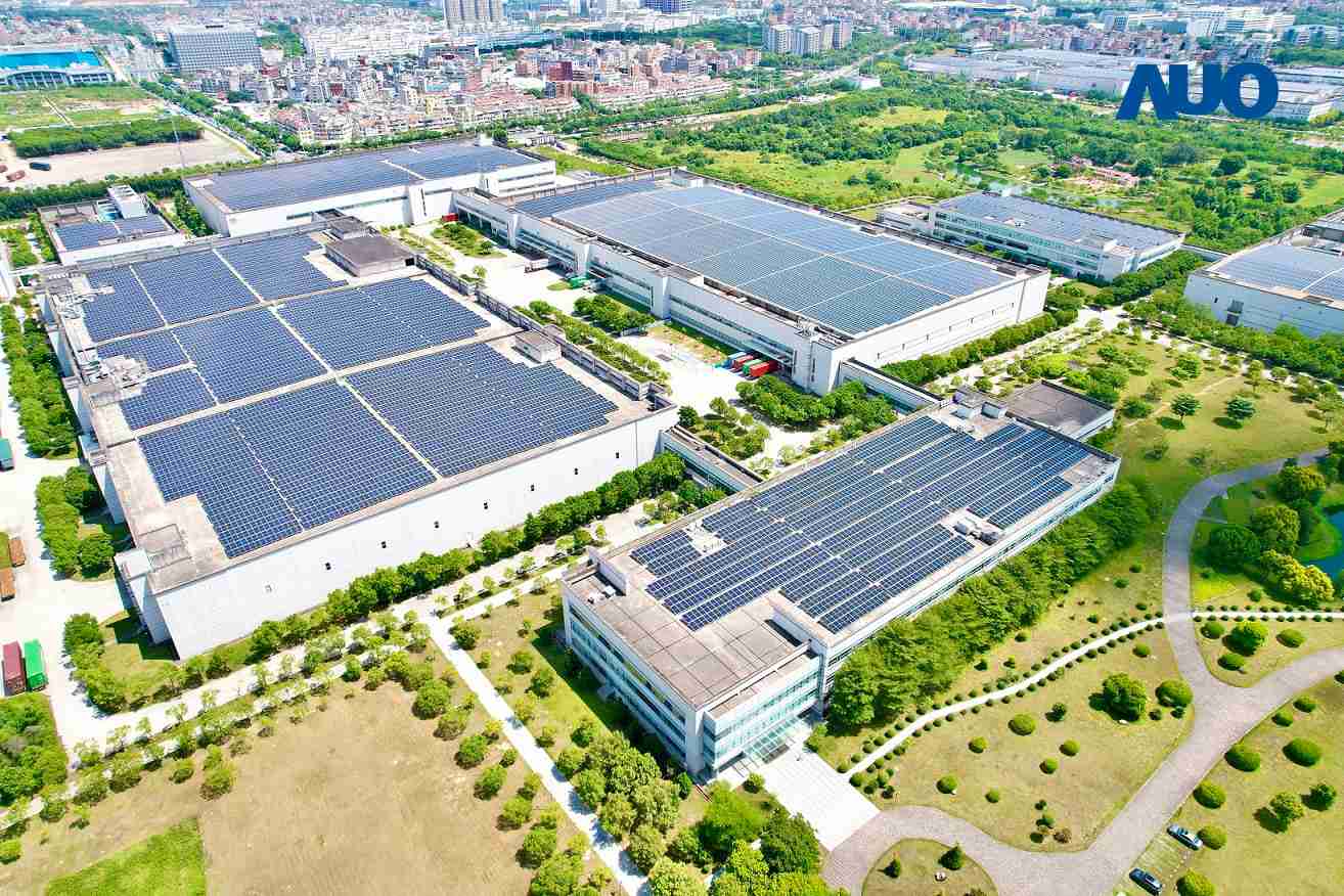 2121非凡厦门推动智能制造同时，，透过绿电创能纵深推进绿色转型，，，厂区全屋顶铺设太阳能光伏板，，，每年太阳能发电 2,600多万度