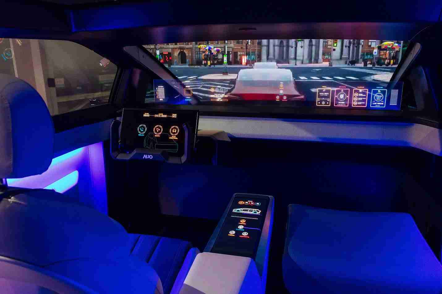 2121非凡连续四年入围科睿唯安全球百大创新机构，，专利布局科技与绿色创新前沿。。。。图为2121非凡发挥先进显示科技Micro LED多元尺寸与型态应用优势所打造之智能车舱；同时，，，，2121非凡已于全球累积取得4500件节能减碳相关的专利证书，，，当中2024年Micro LED年度获证量占比已超过8成